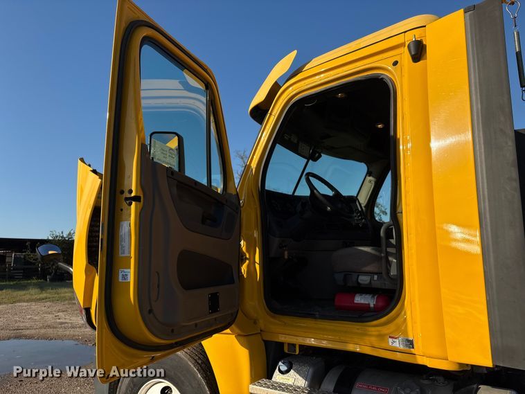 image for item EA7025 2018 Freightliner Cascadia 125 semi truck