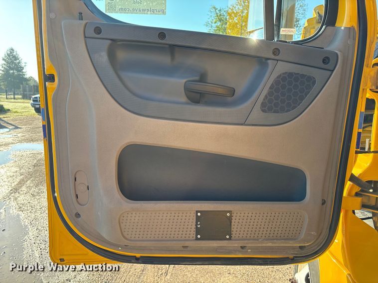 image for item EA7025 2018 Freightliner Cascadia 125 semi truck