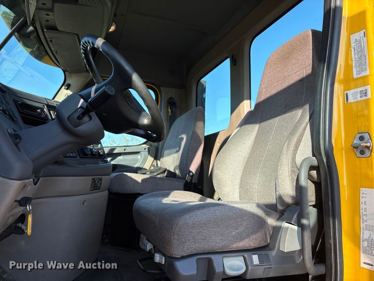 image for item EA7025 2018 Freightliner Cascadia 125 semi truck