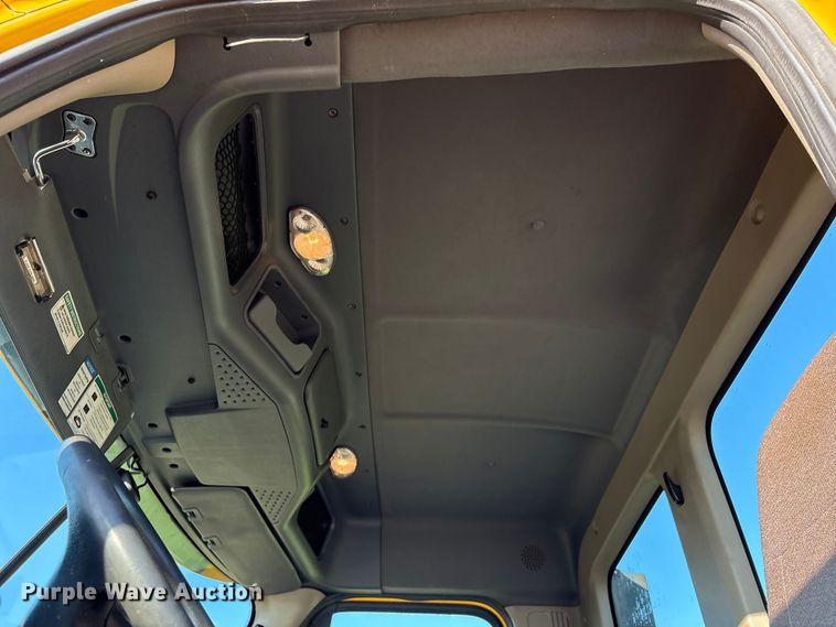 image for item EA7025 2018 Freightliner Cascadia 125 semi truck