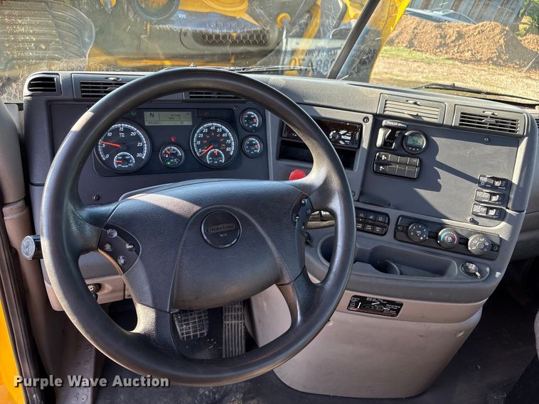 image for item EA7025 2018 Freightliner Cascadia 125 semi truck