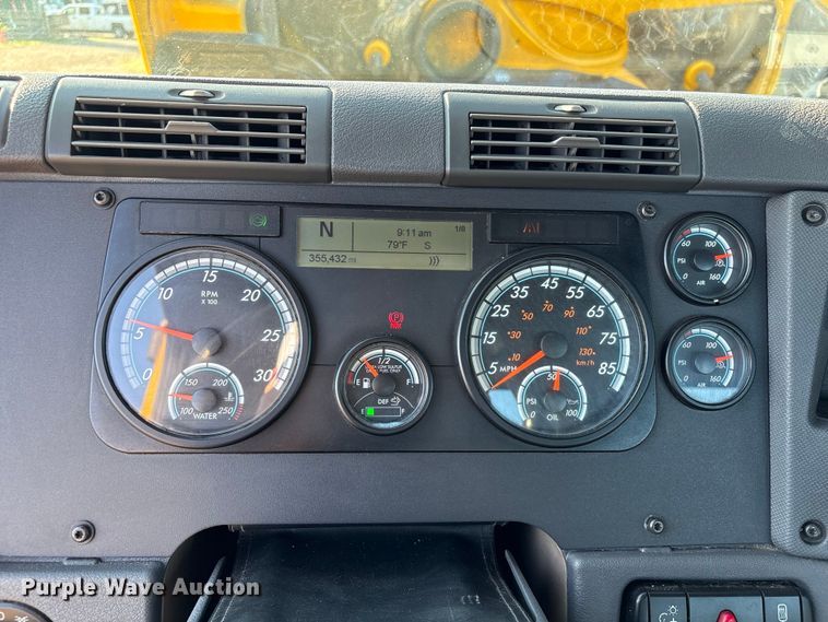 image for item EA7025 2018 Freightliner Cascadia 125 semi truck