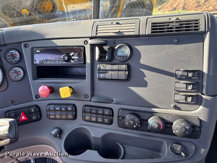 image for item EA7025 2018 Freightliner Cascadia 125 semi truck