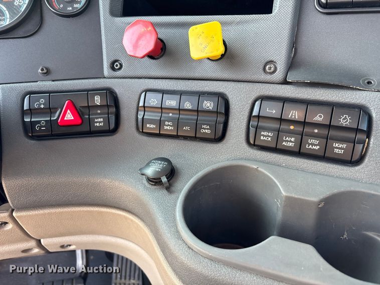 image for item EA7025 2018 Freightliner Cascadia 125 semi truck