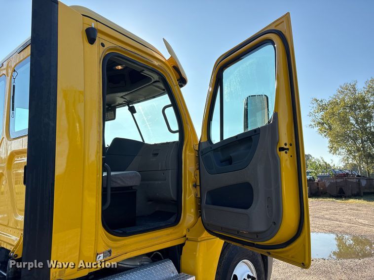 image for item EA7025 2018 Freightliner Cascadia 125 semi truck