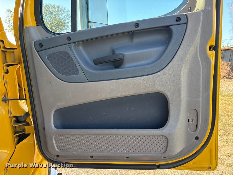 image for item EA7025 2018 Freightliner Cascadia 125 semi truck