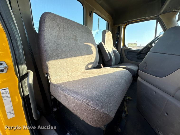 image for item EA7025 2018 Freightliner Cascadia 125 semi truck