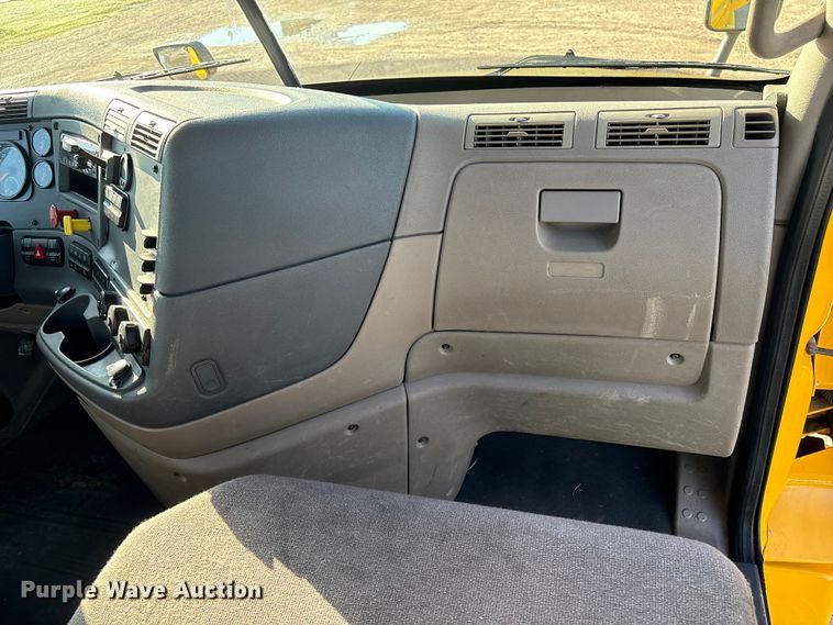 image for item EA7025 2018 Freightliner Cascadia 125 semi truck