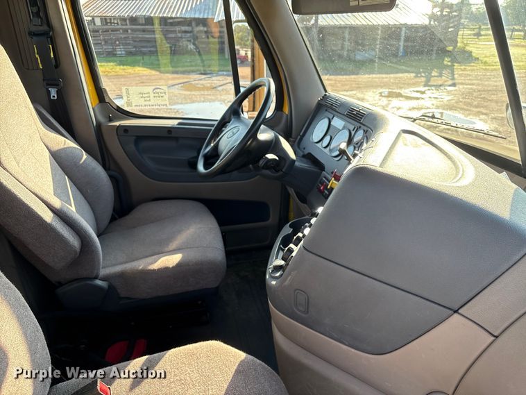 image for item EA7025 2018 Freightliner Cascadia 125 semi truck