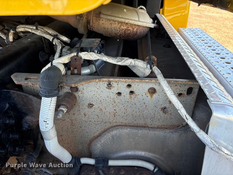 image for item EA7025 2018 Freightliner Cascadia 125 semi truck