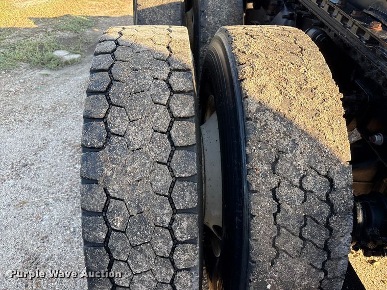 image for item EA7025 2018 Freightliner Cascadia 125 semi truck