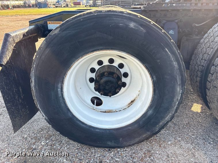 image for item EA7025 2018 Freightliner Cascadia 125 semi truck