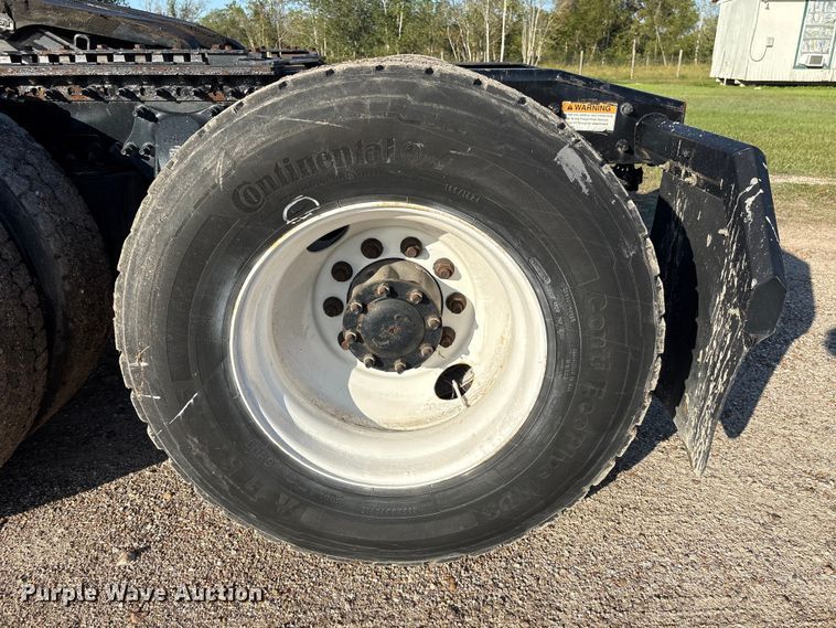 image for item EA7025 2018 Freightliner Cascadia 125 semi truck