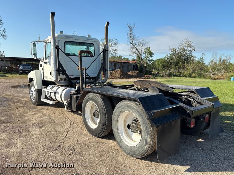 image for item EA7026 2013 Mack CHU613 semi truck