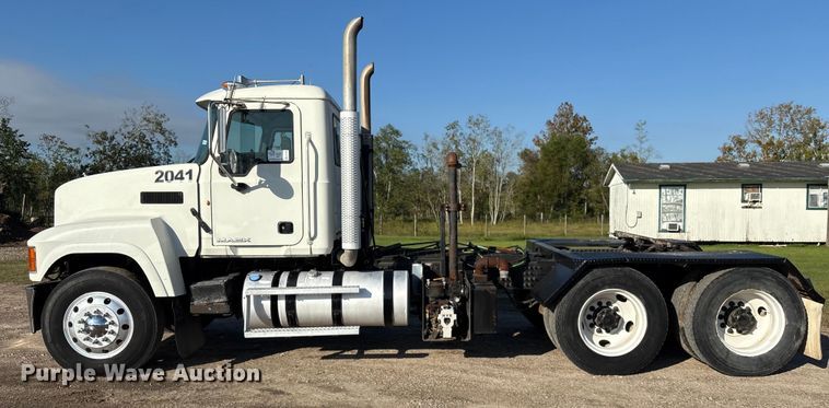 image for item EA7026 2013 Mack CHU613 semi truck