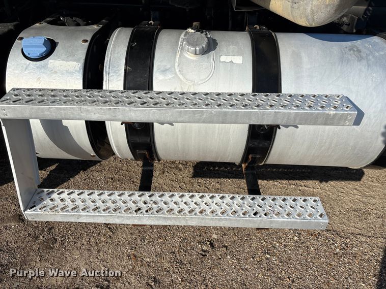 image for item EA7026 2013 Mack CHU613 semi truck