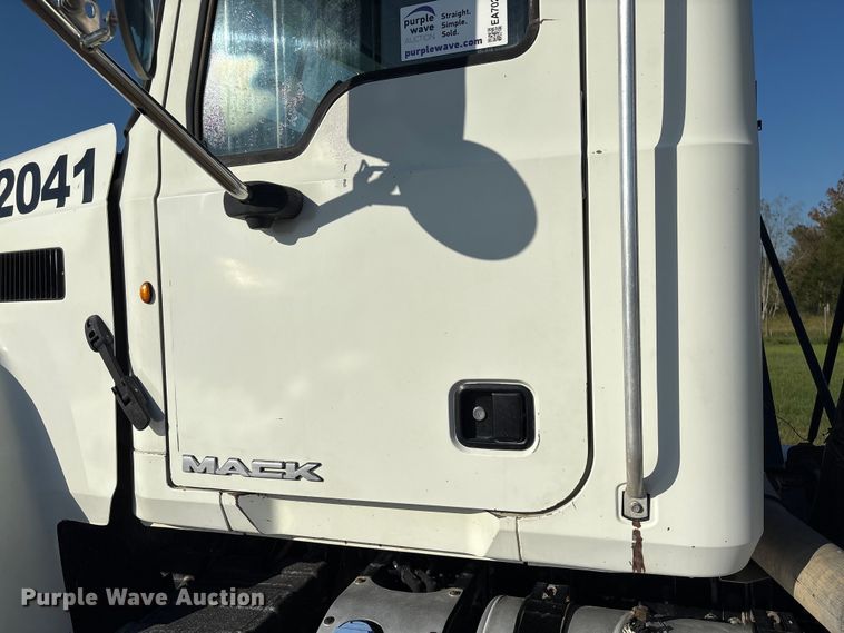 image for item EA7026 2013 Mack CHU613 semi truck