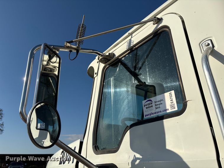 image for item EA7026 2013 Mack CHU613 semi truck