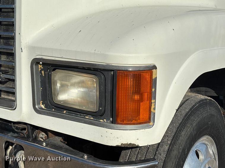 image for item EA7026 2013 Mack CHU613 semi truck