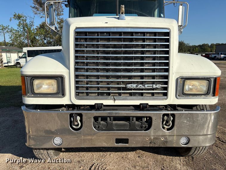 image for item EA7026 2013 Mack CHU613 semi truck