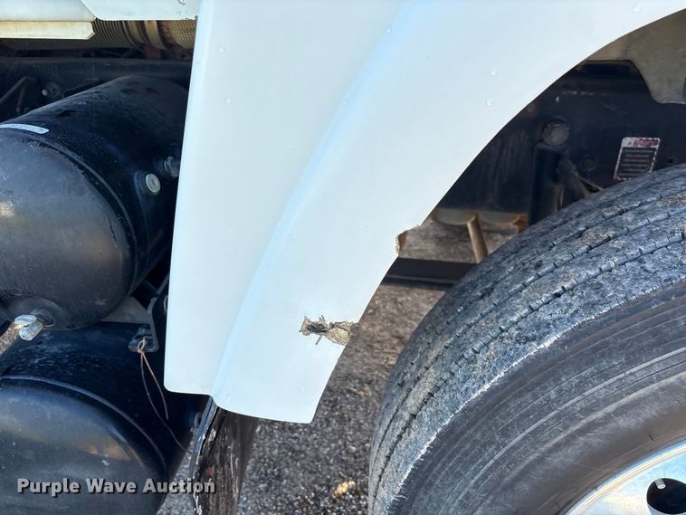 image for item EA7026 2013 Mack CHU613 semi truck