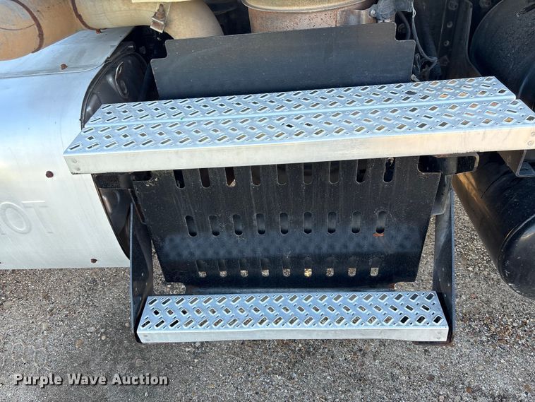 image for item EA7026 2013 Mack CHU613 semi truck