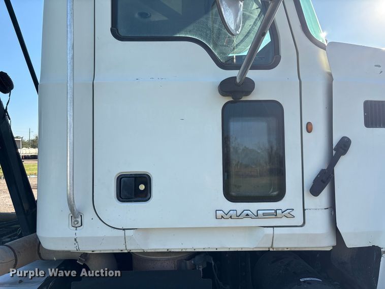 image for item EA7026 2013 Mack CHU613 semi truck