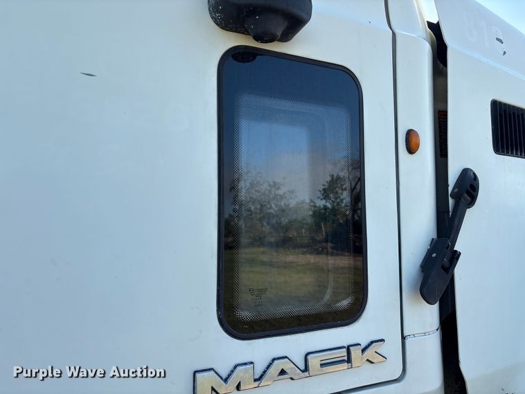 image for item EA7026 2013 Mack CHU613 semi truck