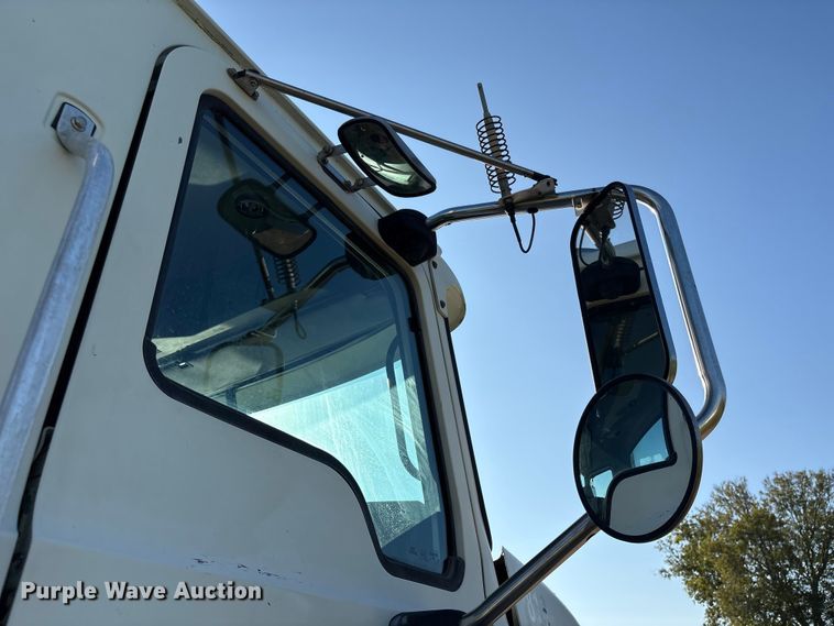 image for item EA7026 2013 Mack CHU613 semi truck