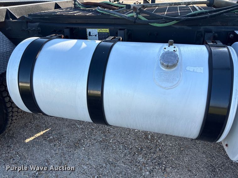 image for item EA7026 2013 Mack CHU613 semi truck