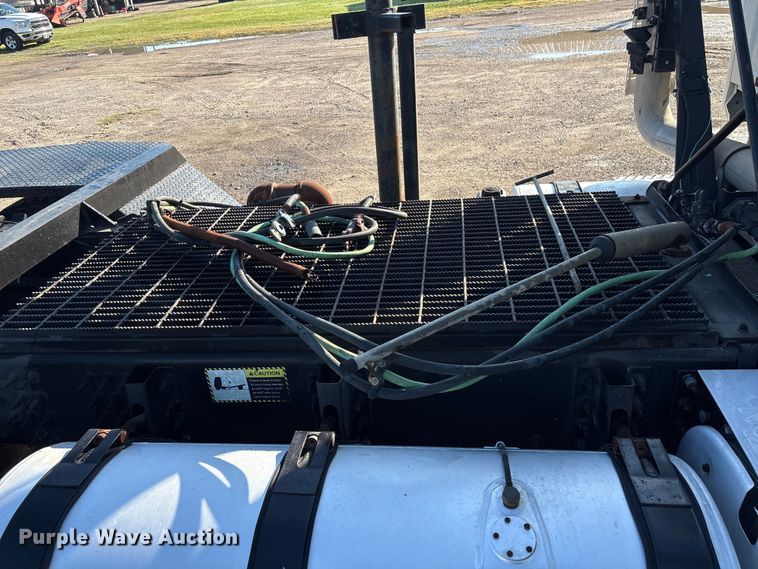 image for item EA7026 2013 Mack CHU613 semi truck