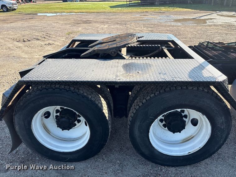 image for item EA7026 2013 Mack CHU613 semi truck