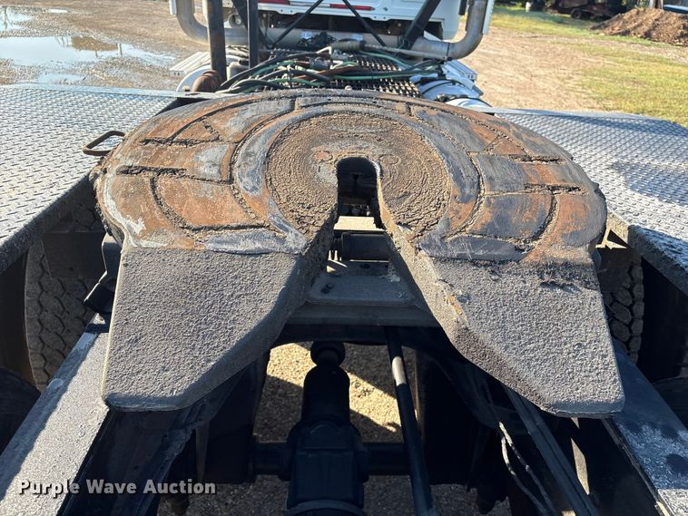 image for item EA7026 2013 Mack CHU613 semi truck