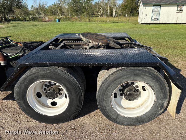 image for item EA7026 2013 Mack CHU613 semi truck