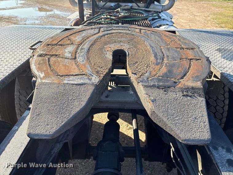 image for item EA7026 2013 Mack CHU613 semi truck