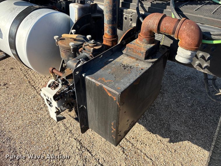 image for item EA7026 2013 Mack CHU613 semi truck