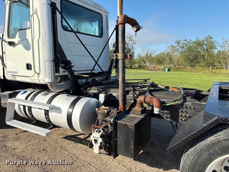 image for item EA7026 2013 Mack CHU613 semi truck