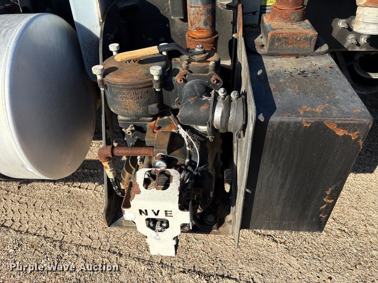 image for item EA7026 2013 Mack CHU613 semi truck