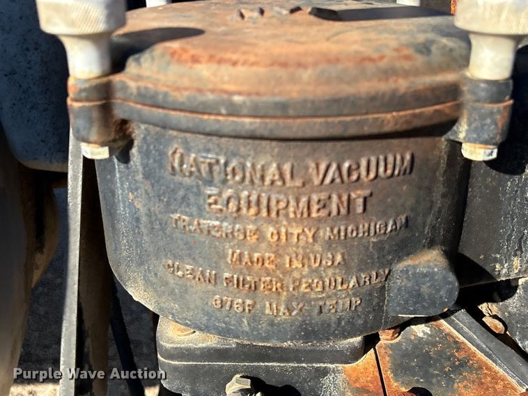 image for item EA7026 2013 Mack CHU613 semi truck