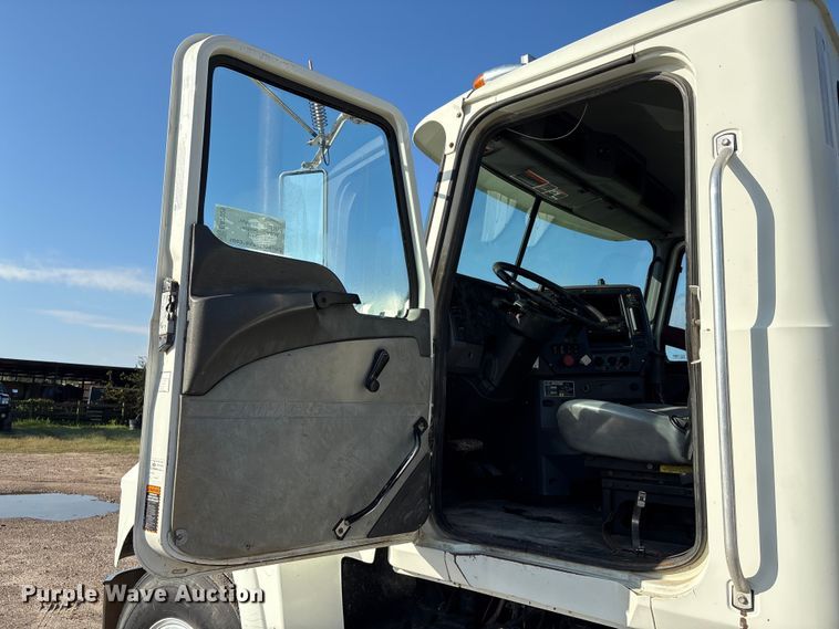 image for item EA7026 2013 Mack CHU613 semi truck