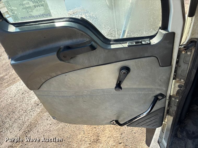 image for item EA7026 2013 Mack CHU613 semi truck