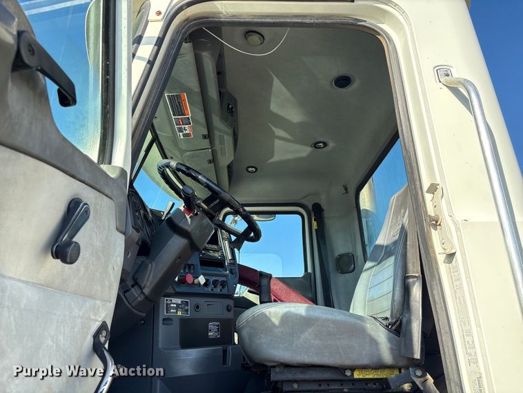 image for item EA7026 2013 Mack CHU613 semi truck