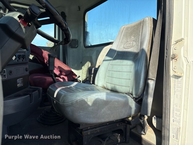 image for item EA7026 2013 Mack CHU613 semi truck