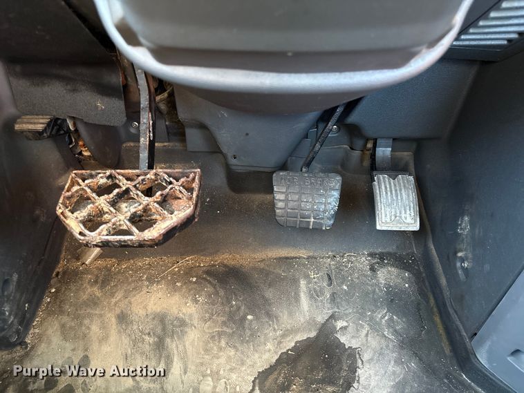 image for item EA7026 2013 Mack CHU613 semi truck