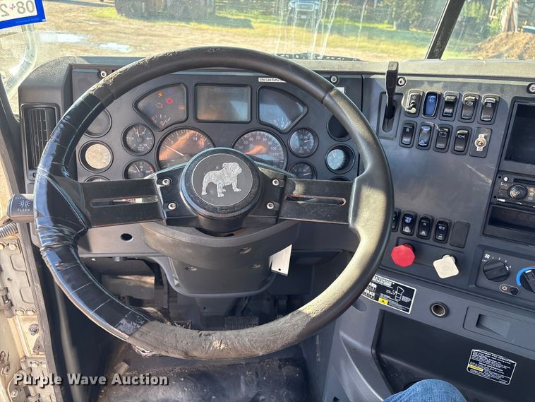 image for item EA7026 2013 Mack CHU613 semi truck