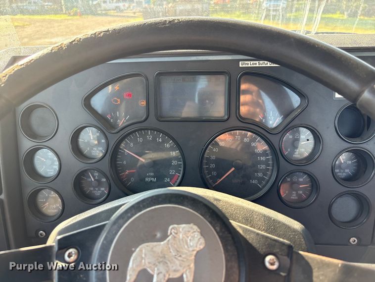 image for item EA7026 2013 Mack CHU613 semi truck