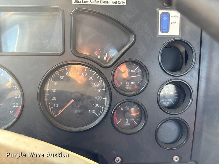 image for item EA7026 2013 Mack CHU613 semi truck