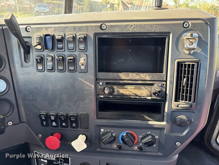 image for item EA7026 2013 Mack CHU613 semi truck