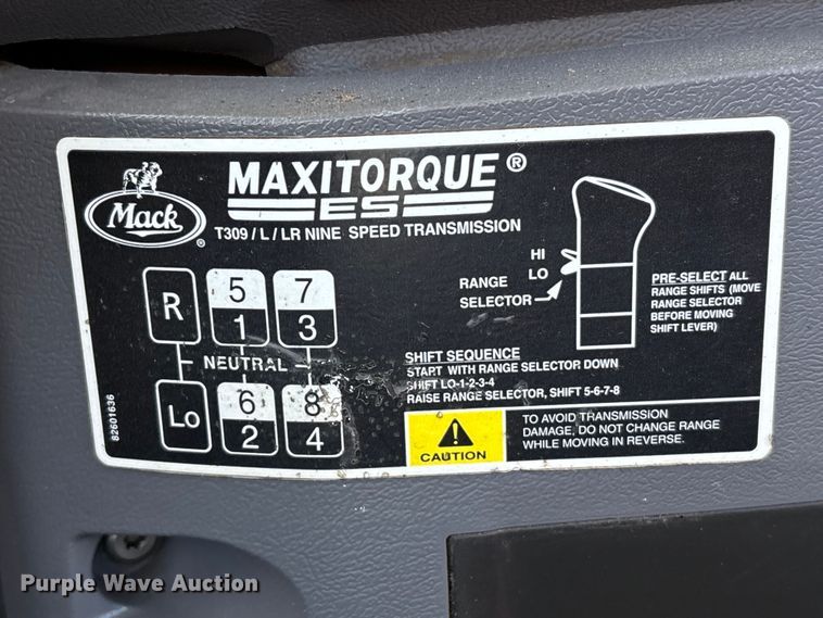 image for item EA7026 2013 Mack CHU613 semi truck