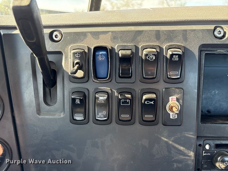 image for item EA7026 2013 Mack CHU613 semi truck